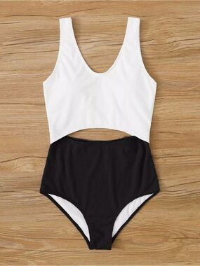 Two-Tone Cutout One-Piece Swimsuit - Black & White Size XL